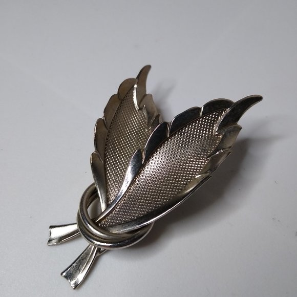 Vintage Metal Feather Brooch - Picture 3 of 16